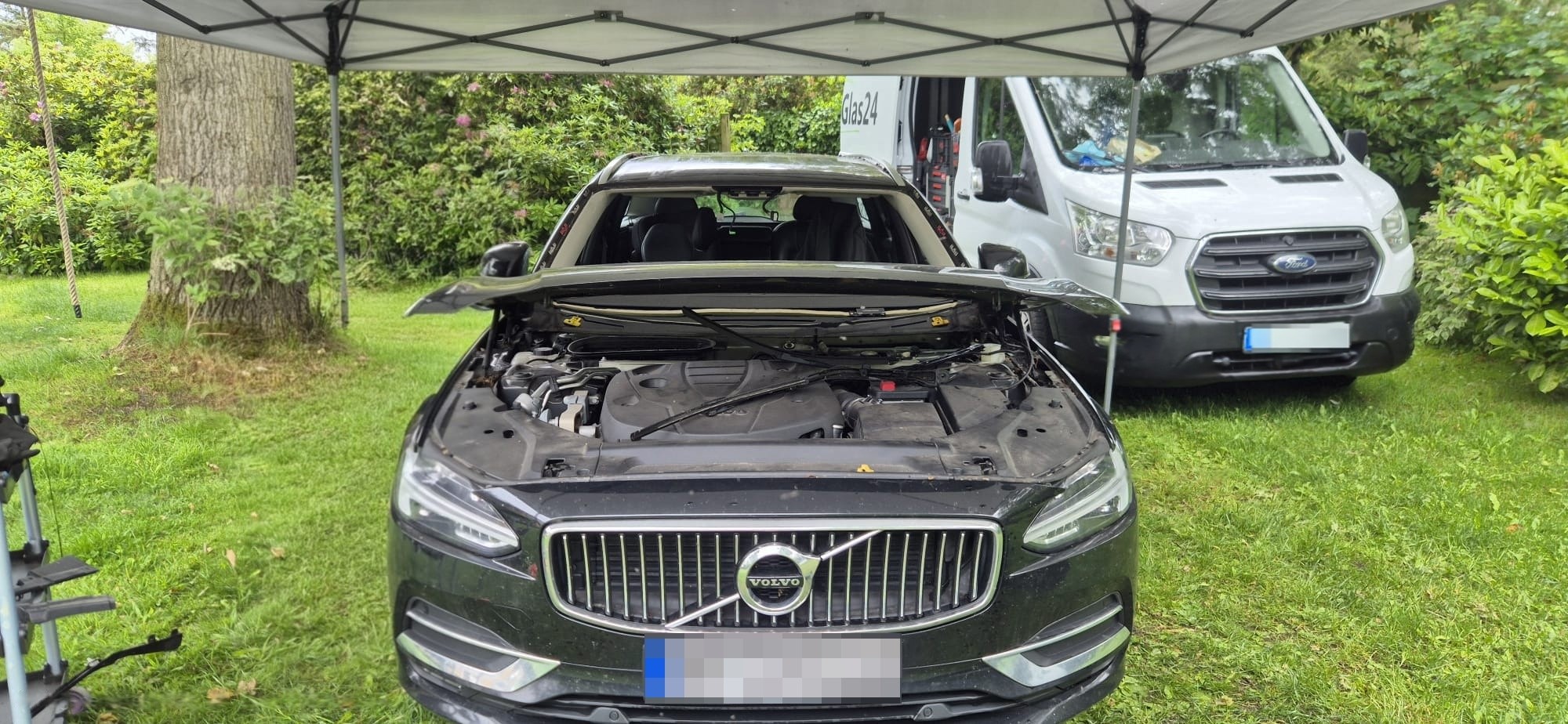 Volvo mit entfernter Windschutzscheibe